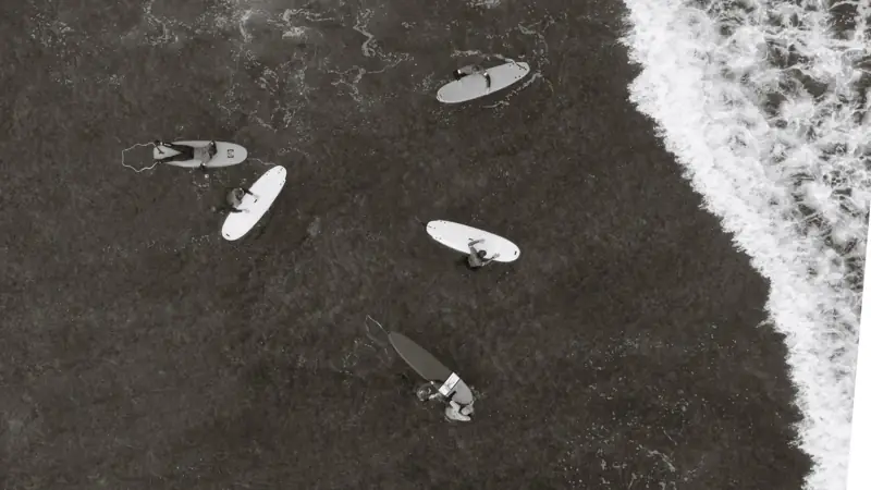 Vista dall'alto di surfisti in acqua