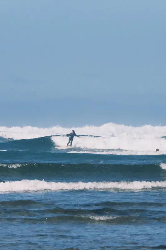 Una surfista cavalca un'onda nell'oceano