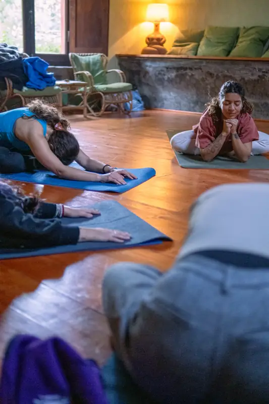 Una lezione di yoga in una sala luminosa