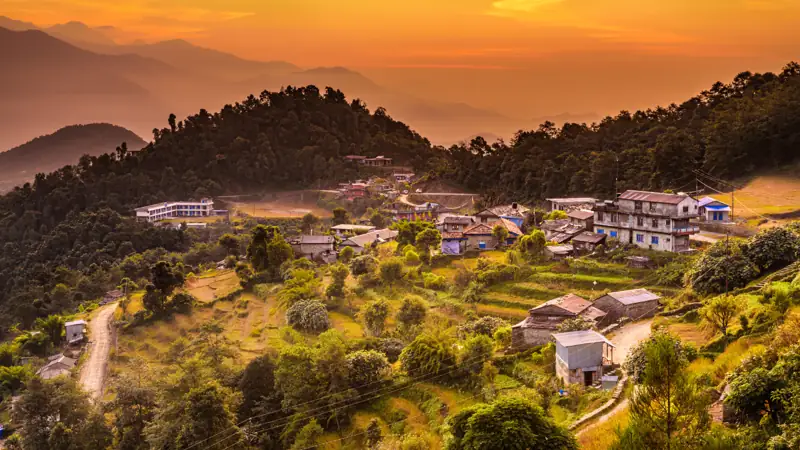 Villaggio sulle colline di Pokhara al tramonto