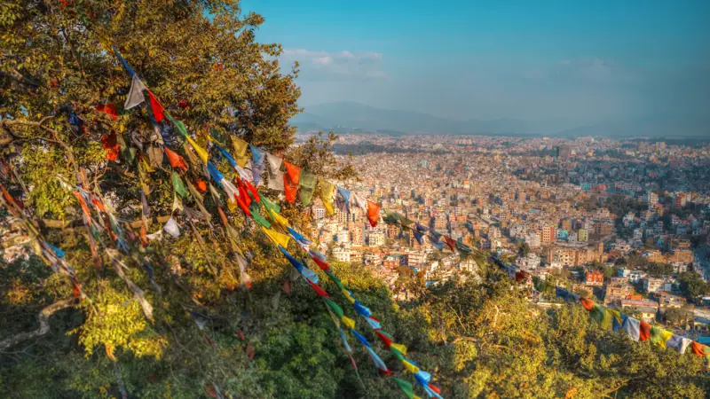 Bandiere di preghiera sopra la valle di Kathmandu
