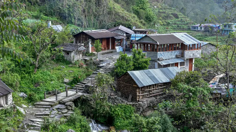 Case tradizionali in pietra e legno in un villaggio di montagna nepalese