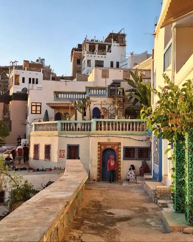 Una stradina del villaggio di Taghazout con case bianche e porte colorate