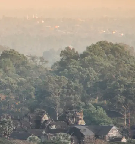 I templi di Angkor tra la foresta al tramonto