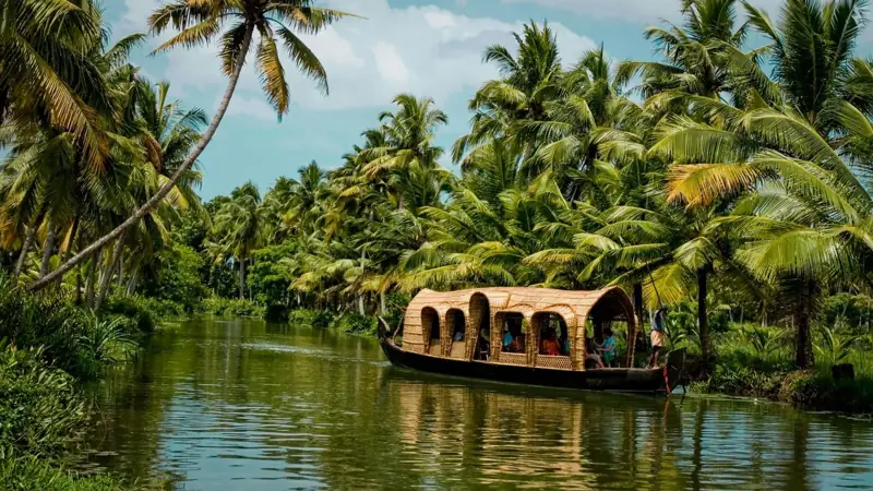 Una houseboat tra le palme delle backwaters del Kerala