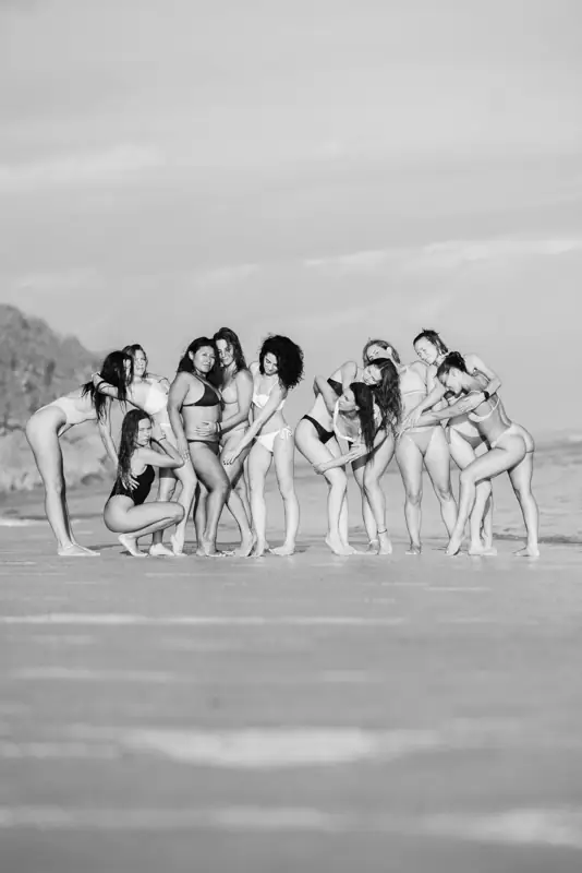 Un gruppo di donne abbracciate su una spiaggia in Sri Lanka